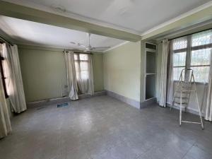 达累斯萨拉姆Home的一间有窗户的房间里有梯子的空房间