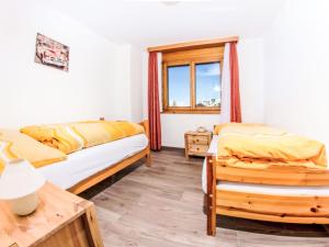 Ένα ή περισσότερα κρεβάτια σε δωμάτιο στο Apartment Metropol B by Interhome