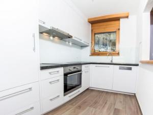 Η κουζίνα ή μικρή κουζίνα στο Apartment Metropol B by Interhome