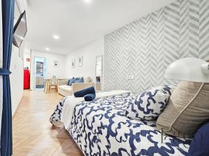 een slaapkamer met een bed en een woonkamer bij Estudio con Wifi y AC en Centro Sol y Gran via in Madrid