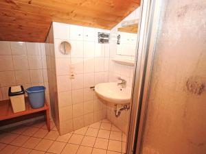 Ένα μπάνιο στο Apartment Voithofer-5 by Interhome