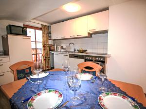 Una cocina con una mesa con copas de vino encima. en Apartment Plank-1 by Interhome, en Stumm