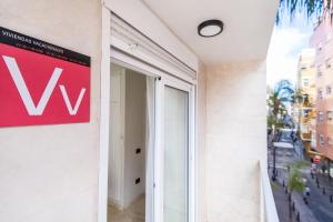 un cartel en el costado de un edificio en Apartamentos Maresía by Infinity Summer, en Las Palmas de Gran Canaria