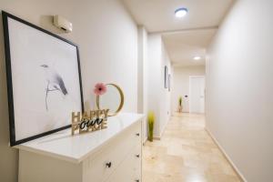 Un pasillo con una habitación alegre con una foto en una cómoda. en Apartamentos Maresía by Infinity Summer, en Las Palmas de Gran Canaria 26 fotos más