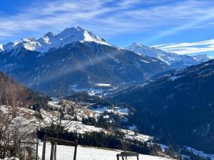 vistas a una cordillera con montañas cubiertas de nieve en Apartment Pas-Cheus by Interhome, en Obervaz