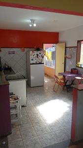une cuisine avec un réfrigérateur et une table à l'intérieur dans l'établissement Sol guest house, à Pipa 10 autres photos