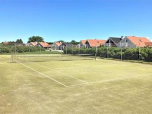 Εγκαταστάσεις για τένις ή/και σκουός στο Holiday Home Skarthi - 300m from the sea by Interhome ή εκεί κοντά