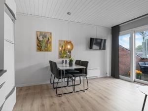 Μια τηλεόραση ή/και κέντρο ψυχαγωγίας στο Apartment Asfrid - 80m from the sea by Interhome