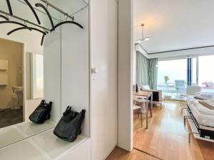 Una habitación con dos zapatos negros sobre un estante. en Apartment Lakeview App- 603 by Interhome, en Moscia