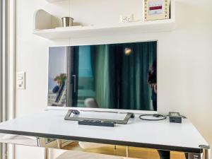 Un espejo colgado en una pared encima de un escritorio. en Apartment Lakeview App- 603 by Interhome, en Moscia