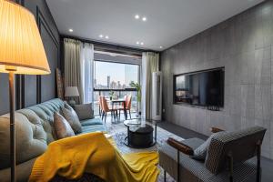 ein Wohnzimmer mit Sofa und Fernseher in der Unterkunft The View, Northbank in Chongqing