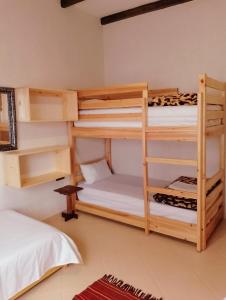 een kamer met 3 stapelbedden in een kamer bij Water Dance in Imsouane