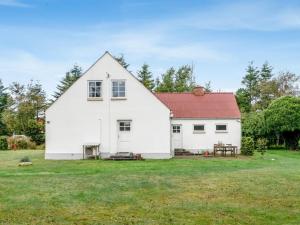 Vesterø HavnにあるHoliday Home Kätlin - 900m from the sea by Interhomeの庭の赤屋根白屋