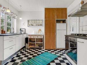 Vesterø HavnにあるHoliday Home Kätlin - 900m from the sea by Interhomeの白黒のチェック柄の床のキッチン +17枚の写真