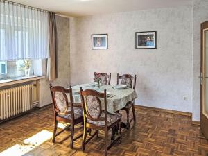 une salle à manger avec une table et des chaises dans l'établissement Apartment Celine by Interhome, à Lügde