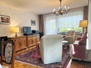 un salon avec un canapé et une télévision dans l'établissement Apartment Celine by Interhome, à Lügde