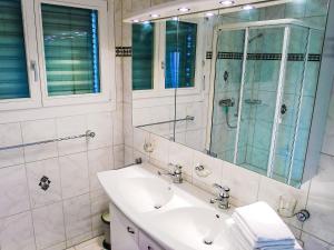 Bilik mandi di Apartment Hegglistrasse 9-3 by Interhome +15 gambar