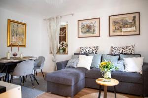 a living room with a couch and a table at Ca' Dij Noni in Strona