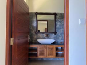ゴールにあるFortwill City Hotelの洗面台と鏡のあるバスルーム +33枚の写真