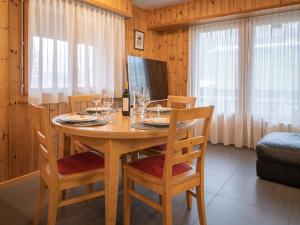 Khu vực ghế ngồi tại Apartment Eaux-Vives 201 by Interhome