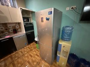 eine Küche mit einem Kühlschrank aus Edelstahl in einem Zimmer in der Unterkunft House of Timur in Buxoro + 28 Fotos