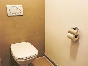 uma casa de banho com um WC e um rolo de papel higiénico em Apartment Cheeky Apartment-2 by Interhome em Oberndorf in Tirol