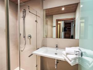 um banheiro com pia e chuveiro em Apartment Cheeky Apartment-2 by Interhome em Oberndorf in Tirol