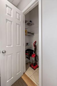 Una puerta abierta a una despensa con aspiradora. en 1st Flr 1 Bed 1 Ba Furnished-Pet Friendly, en Manchester