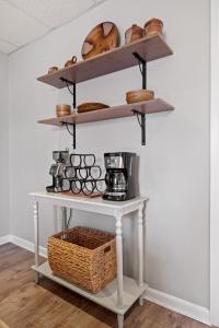 Un estante con cuencos y una cesta en una pared. en 1st Flr 1 Bed 1 Ba Furnished-Pet Friendly, en Manchester