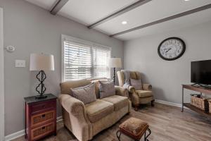 Una sala de estar con un sofá y un reloj en la pared. en 1st Flr 1 Bed 1 Ba Furnished-Pet Friendly, en Manchester 24 fotos más