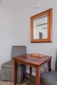 mesa de madera con espejo y 2 sillas en 1st Flr 1 Bed 1 Ba Furnished-Pet Friendly, en Manchester