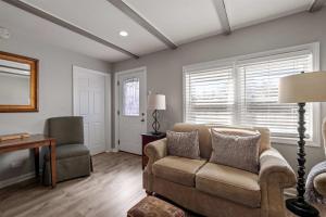 una sala de estar con un sofá y una silla en 1st Flr 1 Bed 1 Ba Furnished-Pet Friendly, en Manchester