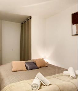 a bedroom with a bed with two towels on it at Appartement cosy avec terrasse Canet-en-Roussillon in Canet-en-Roussillon