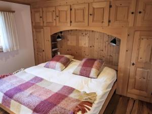 Postel nebo postele na pokoji v ubytování Chalet Spunda Biala by Interhome