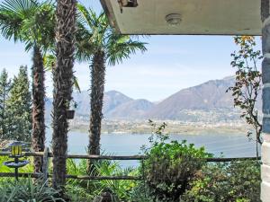 Una casa con palmeras y vistas al lago en Apartment App- 1 by Interhome, en Vairano 21 fotos más