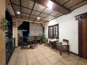 Verandas Beach Resort في Carmen: غرفة معيشة مع طاولة وكراسي على شرفة