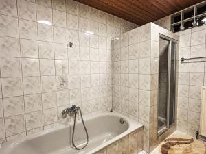 Ένα μπάνιο στο Apartment Hochstuhlblick by Interhome