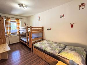 Ένα ή περισσότερα κρεβάτια σε δωμάτιο στο Apartment Hochstuhlblick by Interhome