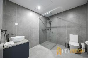 une salle de bain avec une douche, des toilettes et un lavabo dans l'établissement Lavish in Lyneham - 2BD 1Bth Apt, à Canberra 16 autres photos