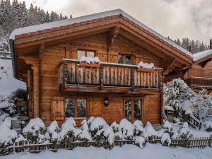 una cabaña de madera en la nieve en Chalet Ecureuil noir by Interhome, en Ovronnaz