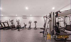 - une salle de sport avec des tapis de course et des machines dans l'établissement Lavish in Lyneham - 2BD 1Bth Apt, à Canberra