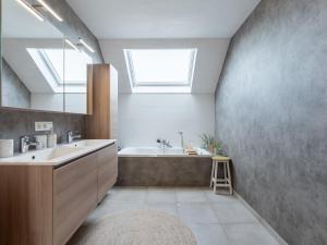 ein Badezimmer mit Waschbecken und Badewanne in der Unterkunft Holiday Home Casa Pepino in quiet cul de sac by Interhome in Mispelburg + 27 Fotos