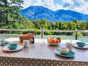 een tafel met fruitschalen op een tafel met uitzicht bij Apartment Apt-Green View by Interhome in Locarno
