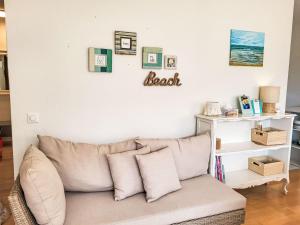 een bank in een woonkamer naast een muur bij Apartment Apt-Green View by Interhome in Locarno