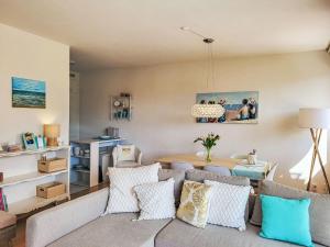 een woonkamer met een bank en een tafel bij Apartment Apt-Green View by Interhome in Locarno +22 foto's