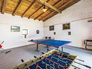 una mesa de ping pong en medio de una habitación en Holiday Home Marlen by Interhome, en Rovinjsko Selo