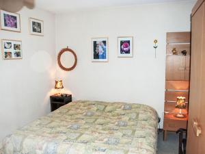 Un dormitorio con una cama y un espejo en la pared. en Apartment App- 2 by Interhome, en Vairano