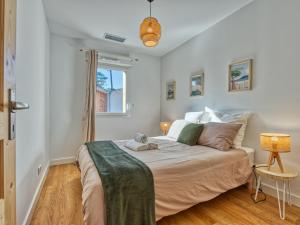 een slaapkamer met een bed en een raam bij Holiday Home Villa Cano by Interhome in Lacanau-Océan