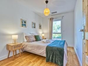 een slaapkamer met een bed en een raam bij Holiday Home Villa Cano by Interhome in Lacanau-Océan