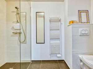 een badkamer met een glazen douchecabine en een toilet bij Holiday Home Villa Cano by Interhome in Lacanau-Océan